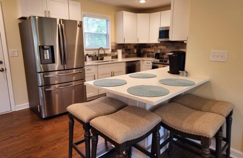 Summerville Casa | The Pullman Mod: Stylish 4br