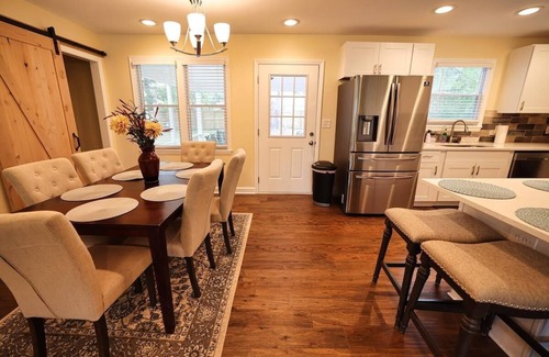 Summerville Casa | The Pullman Mod: Stylish 4br