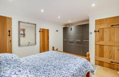 Cowbridge Casa | The Quail - Cowbridge Cottage with shared swimming pool