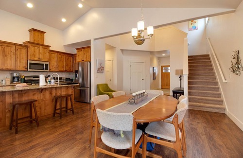 Sisters Casa | The Quails Nest - charming 3 bedroom 2.5 bath with fireplace in Sisters Oregon