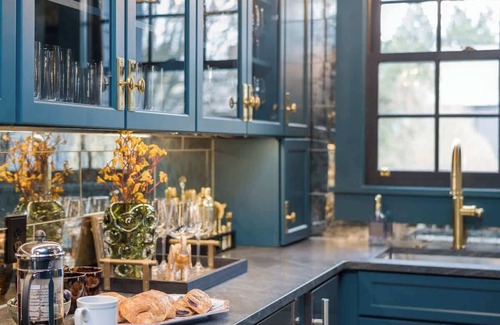 Historic Hill Casa | The Queen Anne Suite – A Newport Seaside Retreat