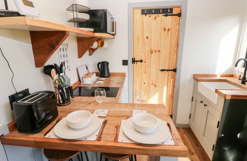 Cosheston Cabaña | THE QUEEN BEE, pet friendly, with open fire in Lamphey