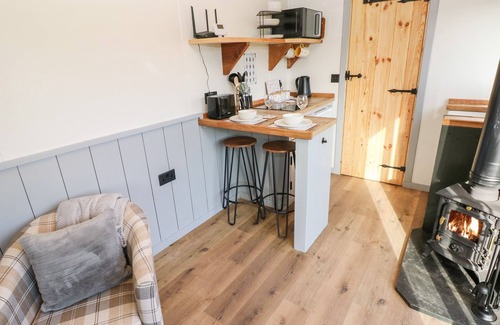 Cosheston Cabaña | THE QUEEN BEE, pet friendly, with open fire in Lamphey