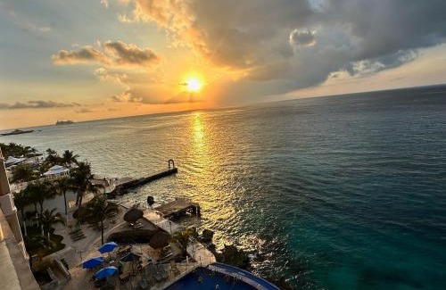 Colonia Andrés Apartamento | The Queen of Cozumel - Urban Empire En-suite City View - for Couples in Mind