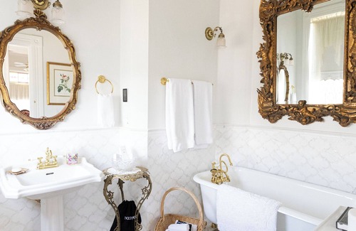 Winters Casa | The Queen On Main