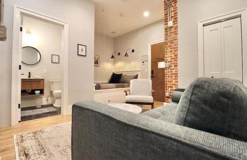 Old Town Alexandria Apartamento | The Queen Suite at Prince Street Inn