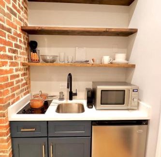 Old Town Alexandria Apartamento | The Queen Suite at Prince Street Inn
