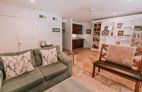 Biloxi Cabaña | The Queen Suite: ubicación perfecta en Ocean Springs, a solo 1 cuadra de Front Beach.