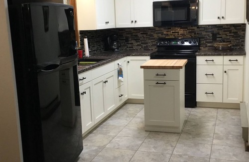 Sturgeon Bay Casa | Una cabaña acogedora, compacta y acogedora en el bosque. Perfecto para 4-6 personas.