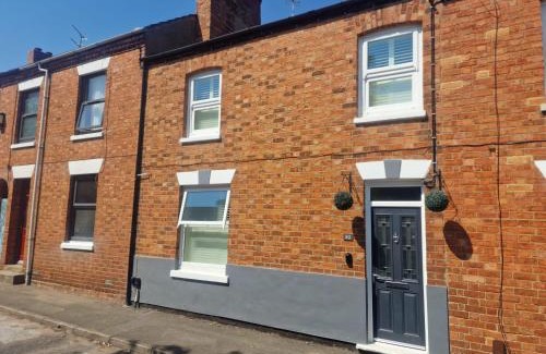 Milton Keynes Apartamento | The Railway Inn MK - Luxury Digs - 3 Bedroom House with Free Parking, Fast Wi-Fi, Bubble Bath and Easy Access to Milton Keynes
