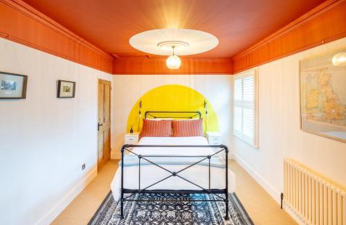 Milton Keynes Apartamento | The Railway Inn MK - Luxury Digs - 3 Bedroom House with Free Parking, Fast Wi-Fi, Bubble Bath and Easy Access to Milton Keynes