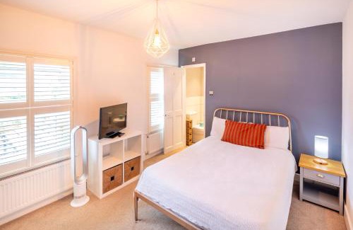 Milton Keynes Apartamento | The Railway Inn MK - Luxury Digs - 3 Bedroom House with Free Parking, Fast Wi-Fi, Bubble Bath and Easy Access to Milton Keynes