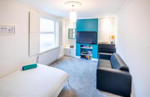 Milton Keynes Apartamento | The Railway Inn MK - Luxury Digs - 3 Bedroom House with Free Parking, Fast Wi-Fi, Bubble Bath and Easy Access to Milton Keynes