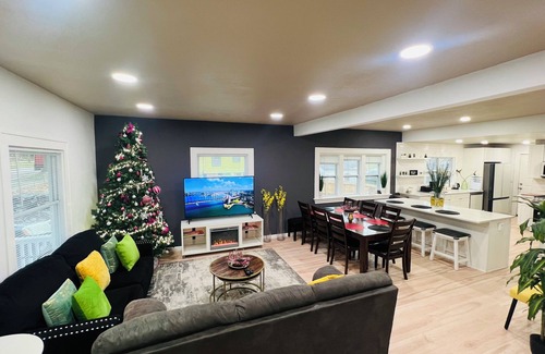 Des Moines Casa | The Rainbow lodge-Game room,Huge backyard, pool table 2 miles downtown