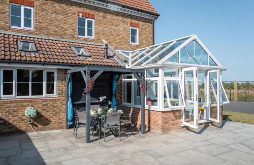 Iwade Casa | The Rainbow Retreat by Sheppey Stays