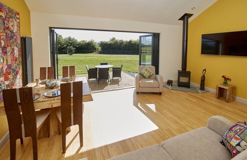 Fitling Cabina | THE RAJ, pet friendly, character holiday cottage in Burton Pidsea
