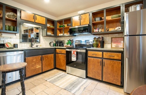 Oxford Casa | The Raney - Cozy Duplex Mins from Square & Campus!