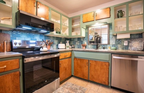 Oxford Casa | The Raney - Cozy Duplex Mins from Square & Campus!