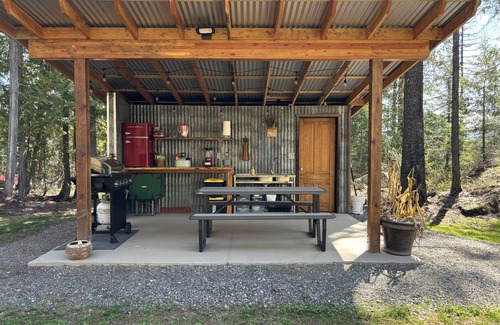 Boundary County Alquiler De RV | The Raven's Nest Teepee . Nestled in the Selkirk Mountain range, in Naples Idaho