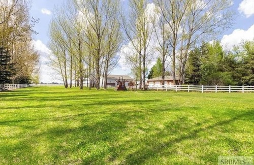 Rexburg Casa | The Red Brick Haven - Pond Golf Fish Sleeps 24+