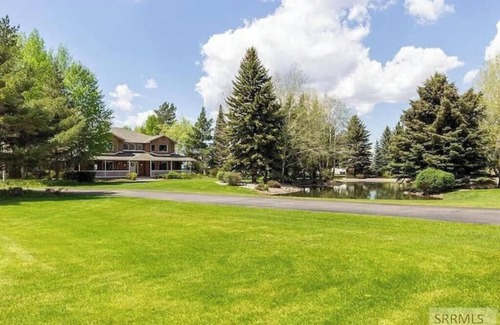 Rexburg Casa | The Red Brick Haven - Pond Golf Fish Sleeps 24+