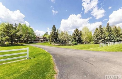 Rexburg Casa | The Red Brick Haven - Pond Golf Fish Sleeps 24+