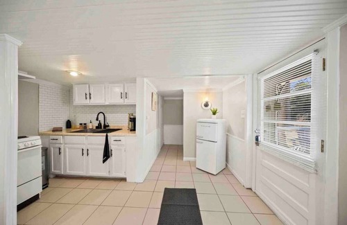 Fayetteville Cabina | The Red Cabin: Quiet, Cozy Getaway in Ideal Fayetteville Location