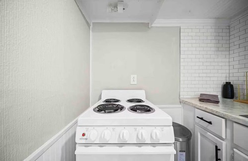 Fayetteville Cabina | The Red Cabin: Quiet, Cozy Getaway in Ideal Fayetteville Location