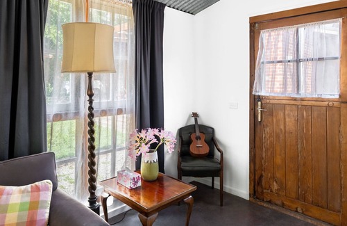 Mansfield Cabaña | The Red Door - Centre of Mansfield