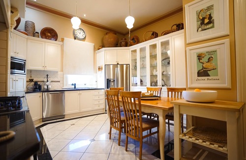 Glenelg South Casa | The Red Door: Expansive Home/Pool/4 BR w Ensuites