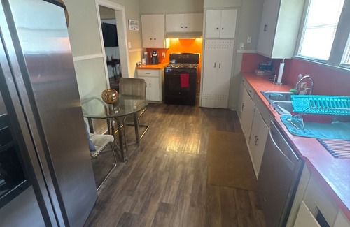 Beaumont Casa | The Red Door Home 2-bedroom house with WiFi and AC in beautiful Beaumont