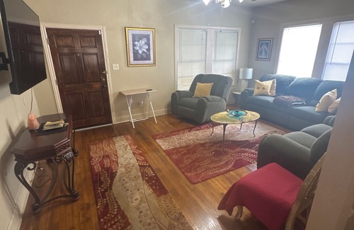 Beaumont Casa | The Red Door Home 2-bedroom house with WiFi and AC in beautiful Beaumont