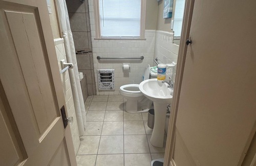 Beaumont Casa | The Red Door Home 2-bedroom house with WiFi and AC in beautiful Beaumont