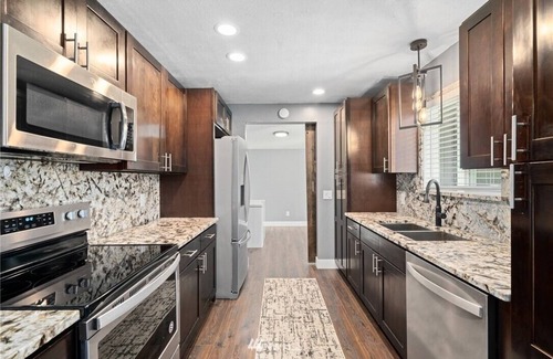 East Wenatchee Casa | The Red Door Retreat with Huge Pool and Hot Tub