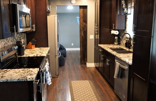 East Wenatchee Casa | The Red Door Retreat with Huge Pool and Hot Tub