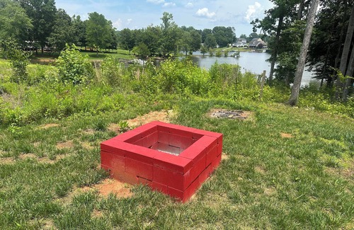 Southmont Casa | The Red Nest At High Rock Lake - Fire Pit, Front Porch Deck, Sunset & Lake Views