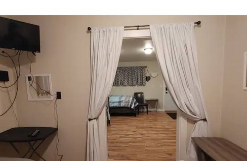Glenns Ferry Casa | The Red Roof downtown 1 blk from all bars