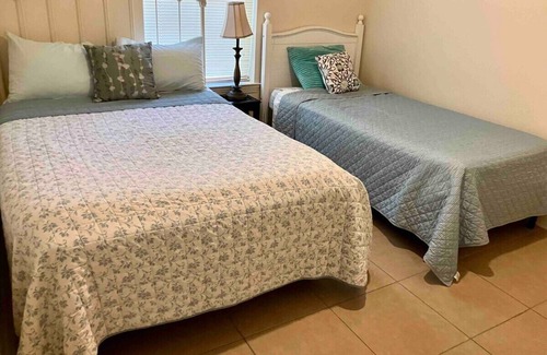 Tyler Apartamento | The Red Table Near Hospital district/TJC smart TV’s in all bedrooms. All Welcome