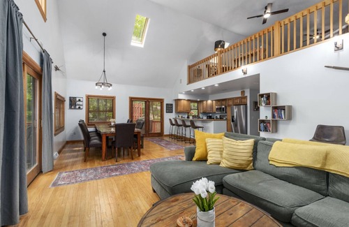 New Era Casa | The Redwood Soiree, Hot tub, fast Wi-Fi, gym, arcade room and more