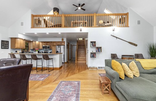 New Era Casa | The Redwood Soiree, Hot tub, fast Wi-Fi, gym, arcade room and more