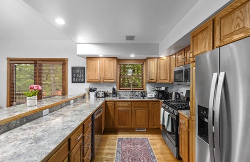 New Era Casa | The Redwood Soiree, Hot tub, fast Wi-Fi, gym, arcade room and more