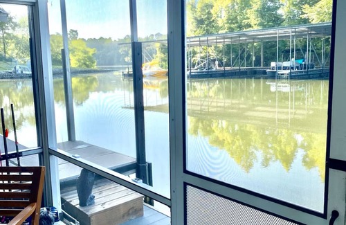 Bainbridge Alquiler De Eote | The Reel Time on the Flint River houseboat.