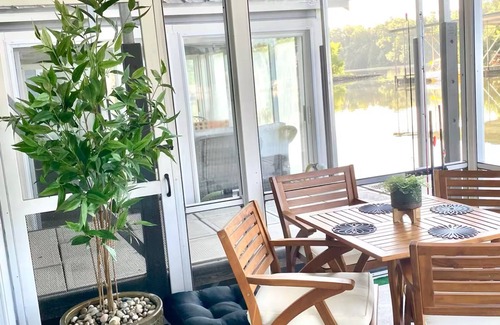 Bainbridge Alquiler De Eote | The Reel Time on the Flint River houseboat.