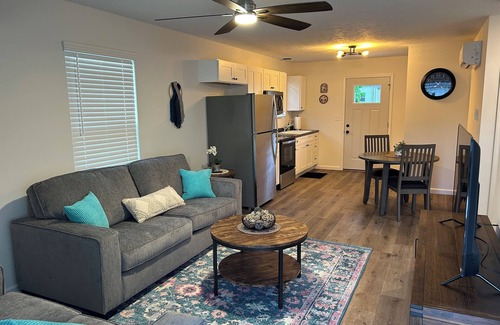 Raymond Casa | The Relaxing House - Quiet 2 Bedroom Home