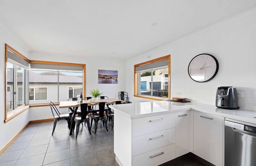 Warrane Casa | "The Residential Retreat" - Sleeps 15, 3.5 Baths