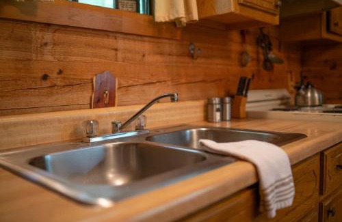 Eureka Springs Casa | The Rest and Relxation Cabin