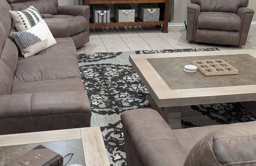 Hobbs Casa | The Rest of The West! 💤nBeautiful, Large home w/pool table Nice Neighborhood!