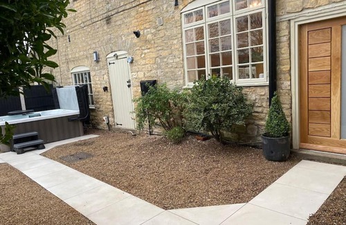 Nettleham Casa | The Retreat-luxury cottage with hot tub (sleeps 4)