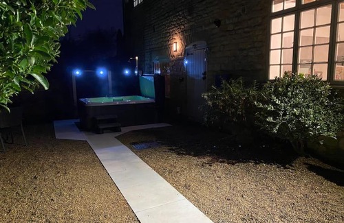 Nettleham Casa | The Retreat-luxury cottage with hot tub (sleeps 4)