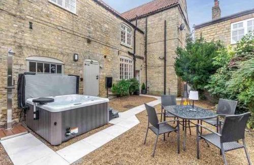 Nettleham Casa | The Retreat-luxury cottage with hot tub (sleeps 4)